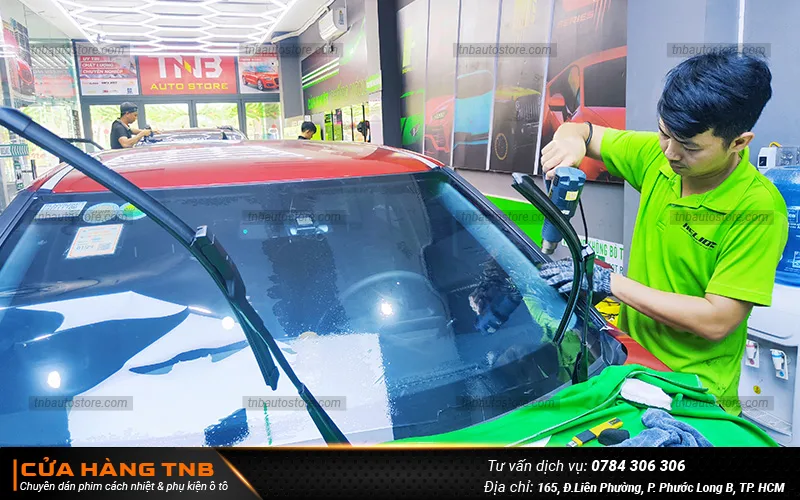 Dán phim cách nhiệt không ảnh hưởng đến quá trình đăng kiểm xe nếu phim không làm ảnh hưởng đến các tiêu chuẩn an toàn của xe