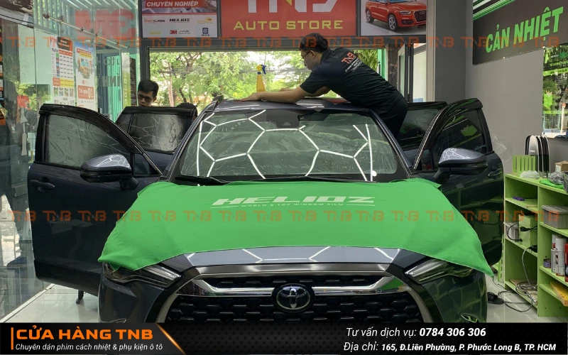 Dán phim cách nhiệt (phim dán kính) chống nóng cho xe Toyota Cross