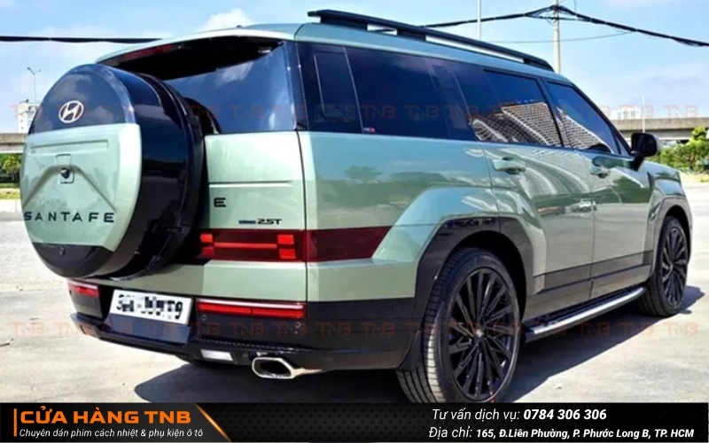 Gắn hộp đựng bánh dự phòng ở phía sau mang lại diện mạo khỏe khoắn, cứng cáp