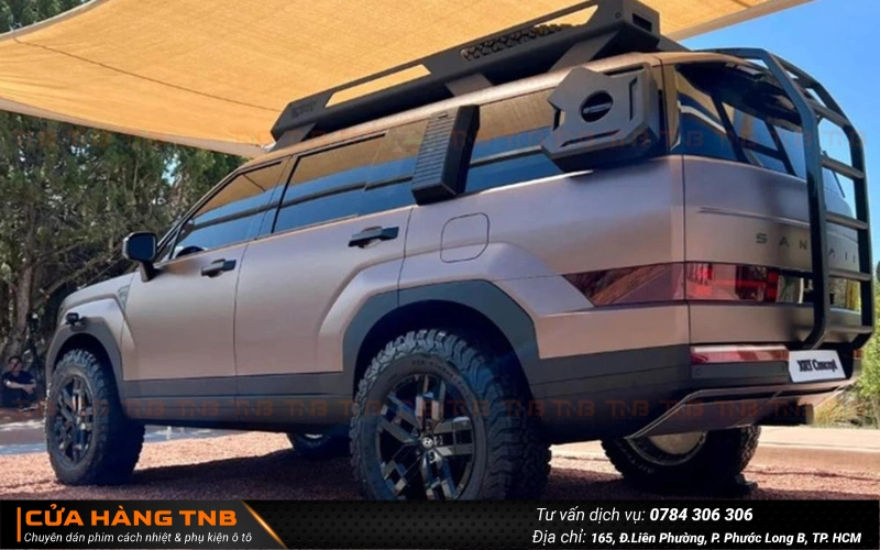 Giá nóc và cầu thang nhỏ ở đuôi xe Hyundai Santafe 2024 giúp xe trông bề thế hơn và bớt đơn điệu