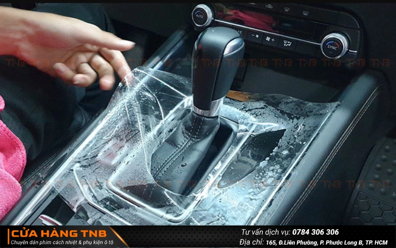 Việc dán bảo vệ nội thất cho Hyundai Santafe 2024 giúp ngăn ngừa các vết xước hiệu quả