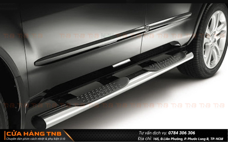 Bậc lên xuống xe Hyundai Santafe 2024 giúp việc lên xuống xe dễ dàng hơn đặc biệt đối với trẻ nhỏ và người cao tuổi đồng thời còn tăng tính thẩm mỹ cho xế cưng