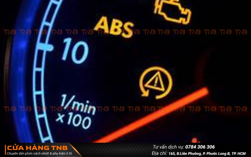 Lỗi ABS trên ô tô là gì? Có nguy hiểm không - Cách khắc phục 1 Đèn cảnh báo lỗi abs trên ô tô báo hiệu cho việc đã phát hiện lỗi ở hệ thống phanh chống bó cứng ABS