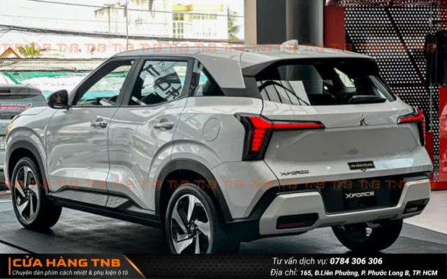 Xi nhan đèn Mitsubishi Xforce nguyên bản có kích thước khá nhỏ dẫn đến việc tín hiệu phát ra khó được nhận biết từ phía sau 