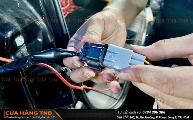 Nên chọn dịch vụ lắp đặt chuyên nghiệp khi nâng xi nhan Mitsubishi Xforce