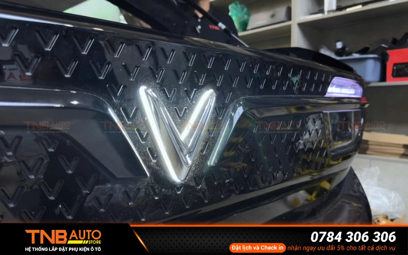 Bộ LED logo phát sáng đều, nhẹ nhàng giúp biểu tượng chữ V đặc trưng trở nên nổi bật hơn mang lại vẻ hiện đại và độc đáo cho chiếc VF3