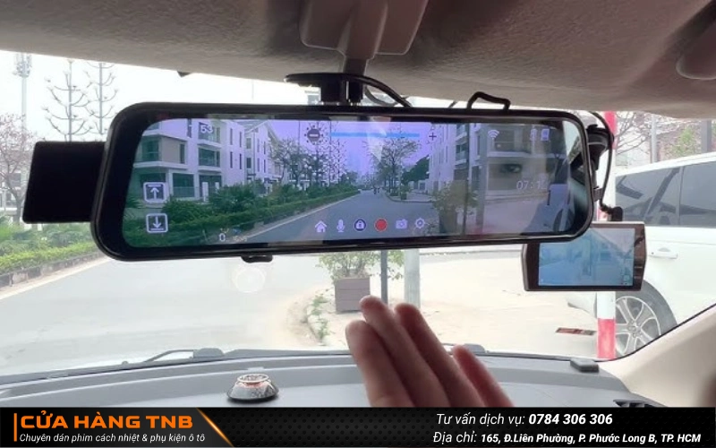 Tích hợp cả camera hành trình và gương chiếu hậu