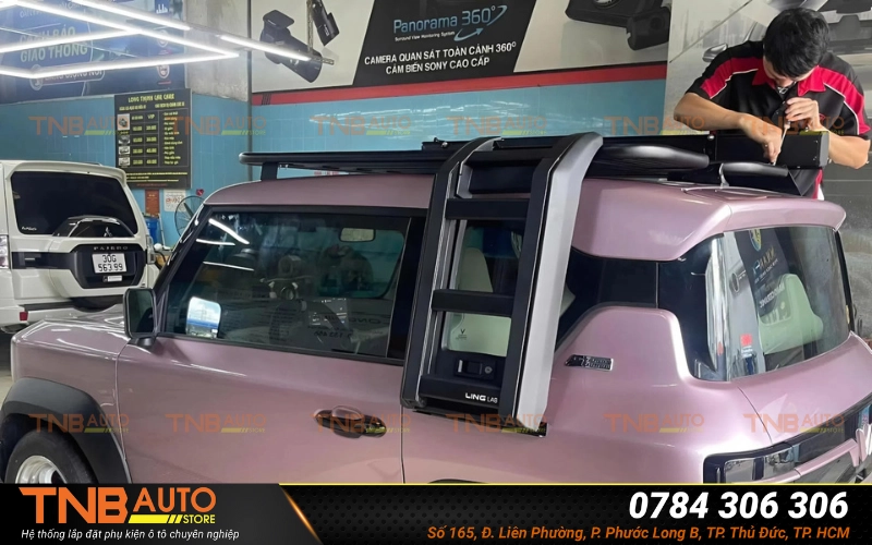 Thang hông VF3 8 Thang hông VF3 là một phụ kiện trang trí được lắp đặt ở hai bên hông xe nhằm giúp người dùng lên xuống khi buộc hành lý trên baga mui