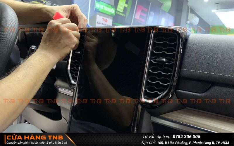 Dán PPF nội thất Ford Everest hiệu quả giúp bảo vệ các bề mặt quan trọng của xe, giữ cho nội thất luôn như mới