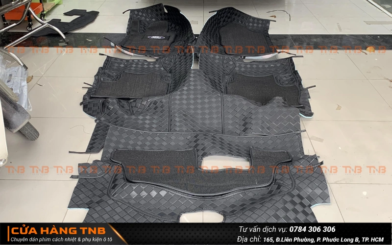 Thảm lót sàn xe Ford Everest góp phần tạo nên không gian nội thất sang trọng, sạch sẽ và dễ vệ sinh