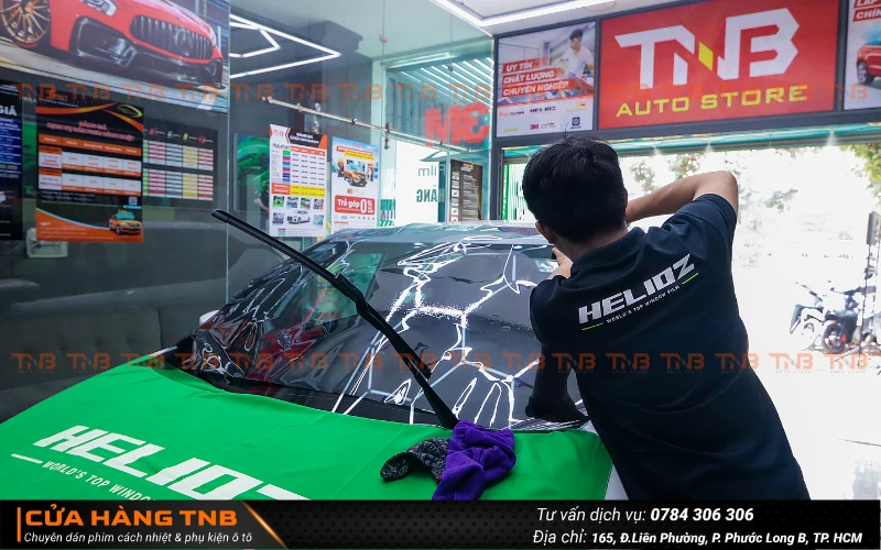 Trang bị phụ kiện cho VinFast Lux A – Nên chọn gì? 2 Dán phim cách nhiệt chống nóng cho xe VinFast Lux A