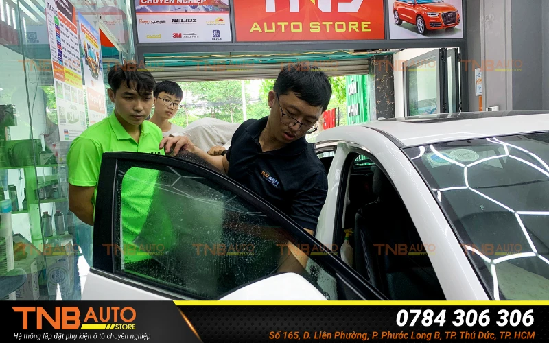 Dán phim cách nhiệt giảm nhiệt hiệu quả cho Mazda 2