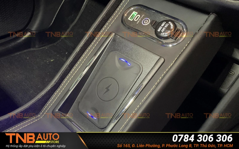 Bệ tỳ tay VF3 26 Sạc nhanh Type-C tăng sự tiện lợi cho hành trình
