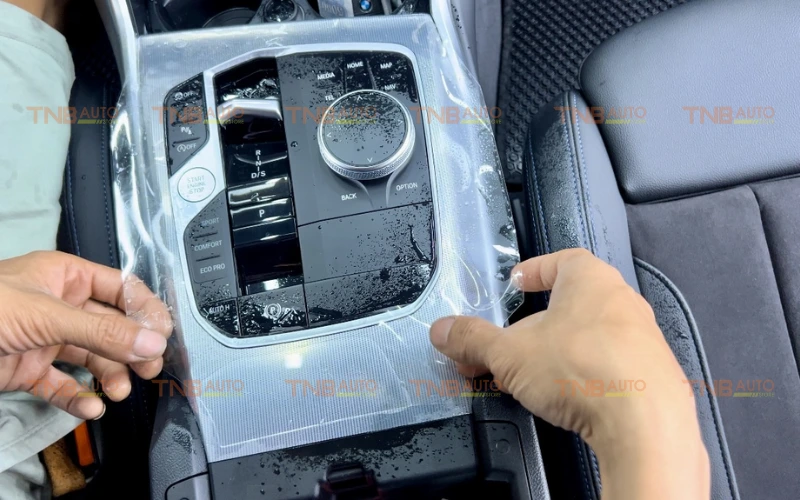 Dán PPF nội thất BMW 320i Chống xước, phai màu hiệu quả 11