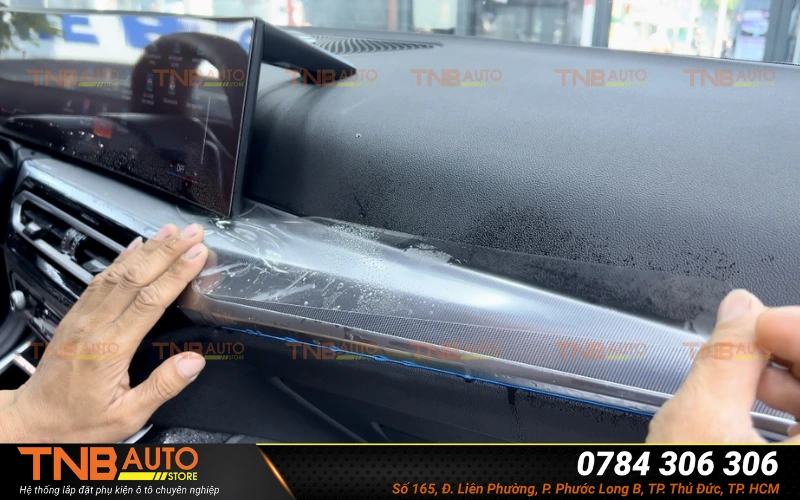 Dán PPF nội thất BMW 320i  Chống xước, phai màu hiệu quả 3 Quy trình dán PPF nội thất BMW 320i đạt chuẩn tại TNB Auto Store