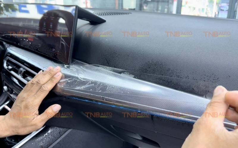 Dán PPF nội thất BMW 320i Chống xước, phai màu hiệu quả 9