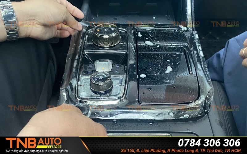 Dán PPF nội thất Mazda 6 chống trầy xước, bạc màu 1 Dán PPF nội thất Mazda 6 là phương pháp phủ một lớp phim bảo vệ trong suốt lên các bề mặt dễ trầy xước