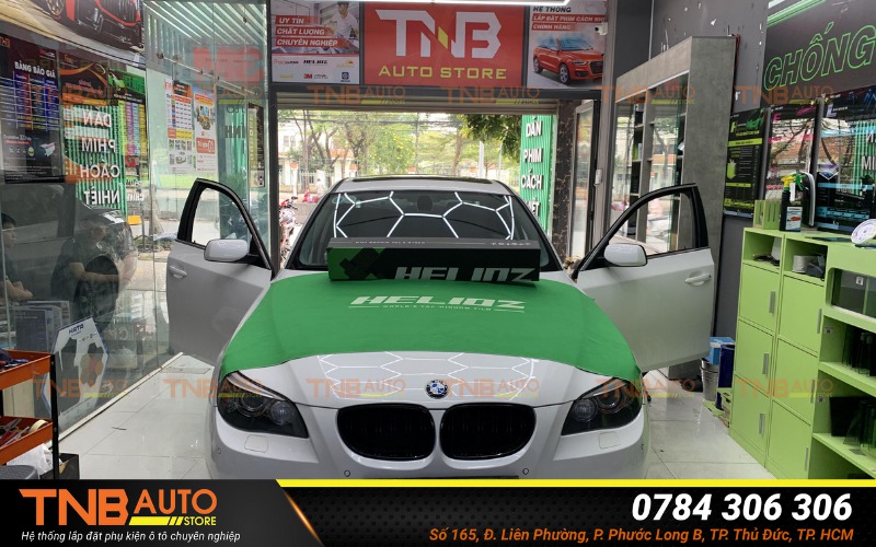 Dán phim cách nhiệt BMW 530i cao cấp | Giá tốt 7 BMW 530i có thiết kế kính lớn, cửa sổ trời panorama và kính chắn gió rộng nên diện tích tiếp xúc với ánh nắng mặt trời là rất lớn