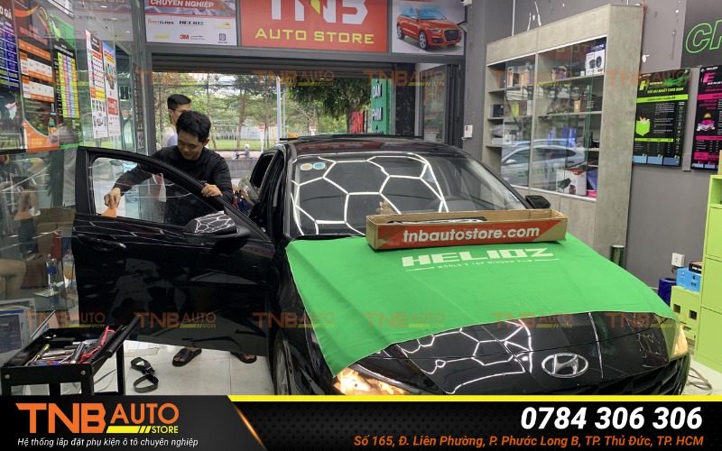 Sau khi dán phim cách nhiệt cho Hyundai Elantra để lớp phim ổn định không vệ sinh kính ngay, tránh sử dụng các dung dịch tẩy mạnh lên bề mặt phim