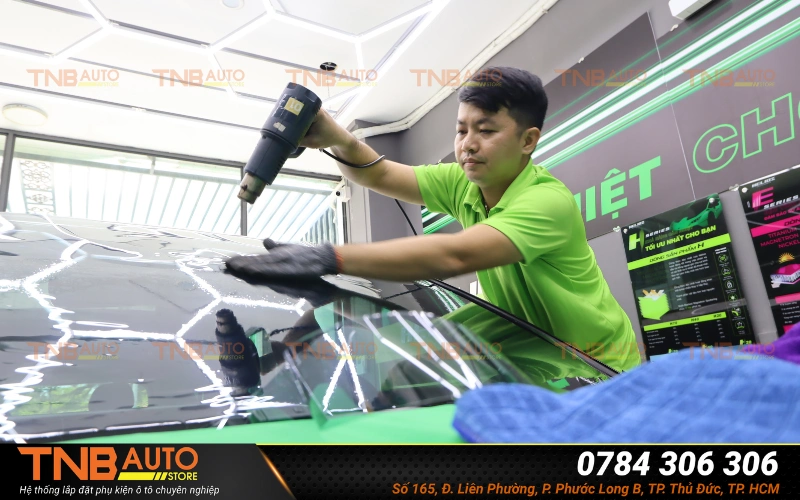 Dán phim cách nhiệt Kia Sorento Chống nóng, chống chói 3 Kỹ thuật viên thực hiện sấy phim kính lái Kia Sorento