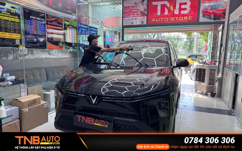 Dán phim cách nhiệt Vinfast Limo Green là giải pháp chống nóng hiệu quả để đảm bảo hiệu suất vận hành, sự thoải mái và độ bền cho nội thất xe