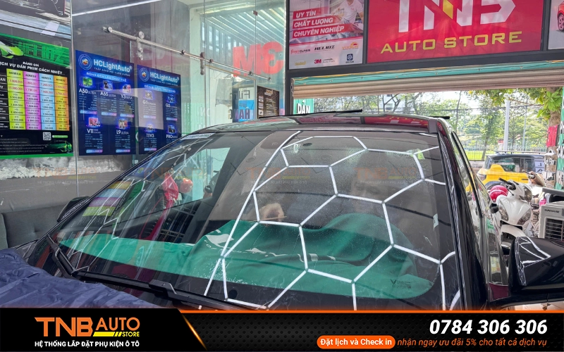 Phim cách nhiệt  Vinfast Limo Green có khả năng chống chói hiệu quả giúp giảm tình trạng lóa mắt do ánh sáng mặt trời hoặc đèn xe đối diện