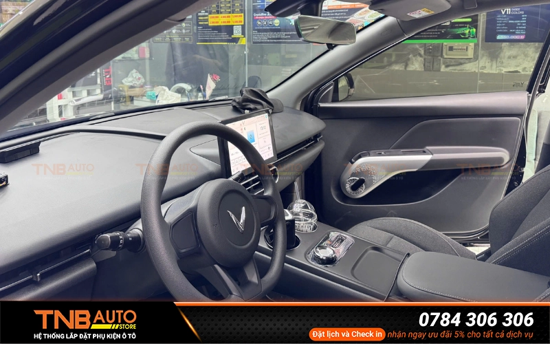 Dán phim cách nhiệt Vinfast Limo Green có chỉ số TSER cao (tổng khả năng cản nhiệt) sẽ giúp cắt giảm tới 60 – 80% lượng nhiệt truyền qua kính, duy trì nhiệt độ dễ chịu