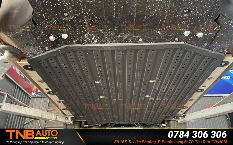 Lắp tấm bảo vệ pin VinFast VF6 giúp hạn chế rủi ro va đập, đảm bảo an toàn cho hệ thống điện của xe