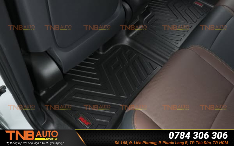 Lắp thảm lót sàn giúp giữ sàn xe VF6 luôn sạch sẽ, hạn chế bám bụi và dễ dàng vệ sinh hơn