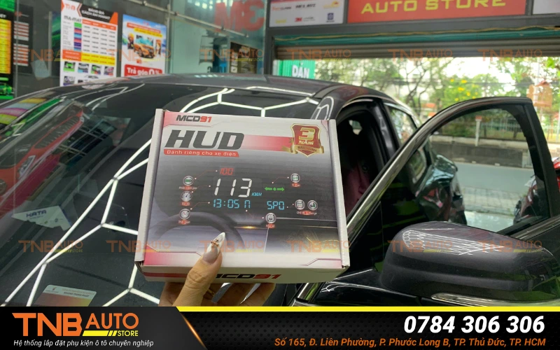 HUD kính lái xe điện VF5 quan sát rõ, lái xe an toàn 21 TNB Auto Store - Địa chỉ lắp HUD kính lái Vinfast VF5 giá tốt, cắm jack zin 100% tại khu vực TP. HCM