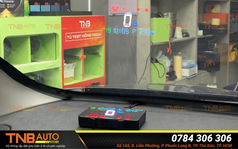 HUD kính lái xe VF6S/VF6 ECO hiển thị trực quan, sắc nét 21 Màn hình HUD VinFast VF6 hiển thị rõ ràng phần trăm pin hiện tại trên kính lái