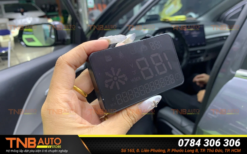 HUD kính lái xe điện VFe34 đa chế độ xem, dễ sử dụng 14 Màn hình HUD VinFast VFe34 là công nghệ hiển thị thông tin ngay trên kính lái