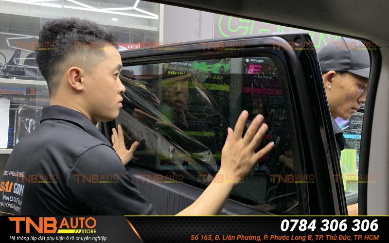 Dán phim cách nhiệt Toyota Yaris Cross giúp giảm nhiệt độ trong khoang cabin, bảo vệ người ngồi trong xe khỏi tia UV độc hại và hạn chế tình trạng bạc màu, lão hóa nội thất