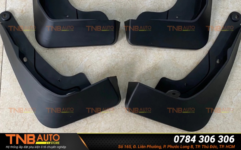 Việc lắp chắn bùn xe xe Toyota Yaris Cross không chỉ giúp xe luôn sạch sẽ mà còn bảo vệ lớp sơn ngoại thất khỏi trầy xước, giảm nguy cơ gỉ sét