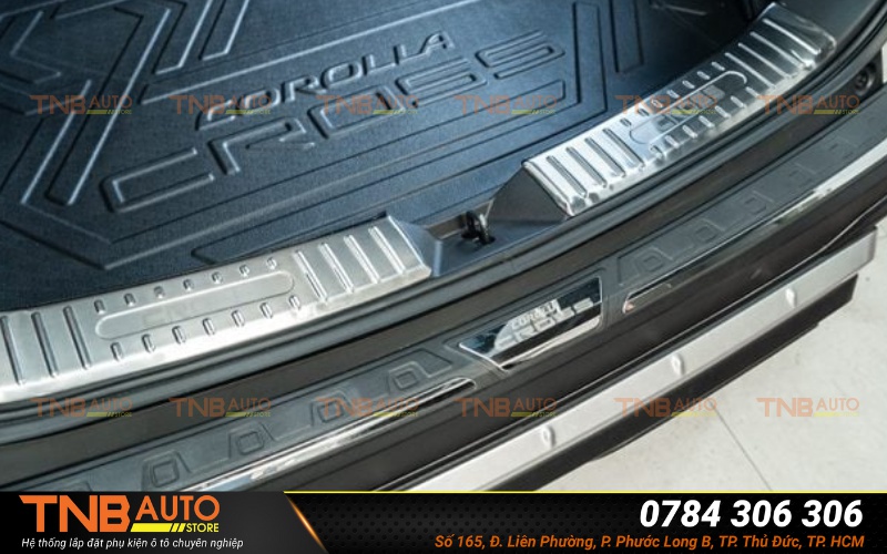 Lắp ốp nẹp chống trầy cốp sau giúp bảo vệ bề mặt sơn khỏi các va chạm không mong muốn