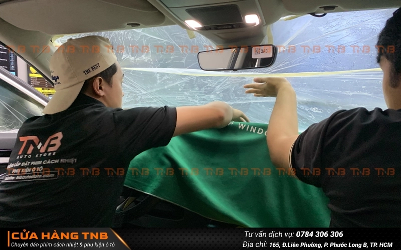 Dán phim cách nhiệt Honda Civic chống nóng | Giá ưu đãi 8 Thi công dán phim cách nhiệt chống nóng kính lái Honda Civic tại TNB Auto