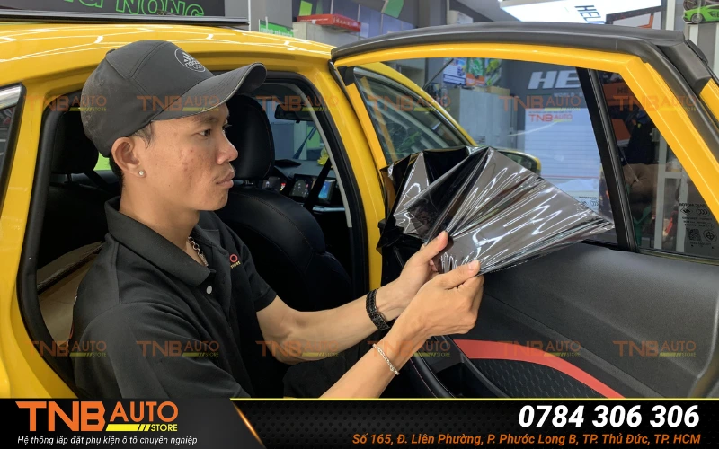 Tháo gỡ bỏ lớp phim cũ trên xe MG5