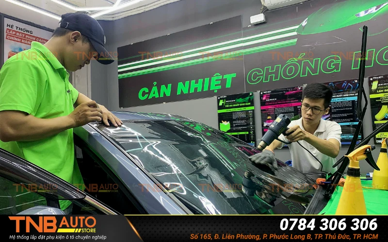 Dán phim cách nhiệt Toyota Camry nên chọn loại phim nào 1 Dán phim cách nhiệt Toyota Camry giúp xe mát mẻ hơn mà còn bảo vệ nội thất và tăng tính riêng tư cho người ngồi trong xe