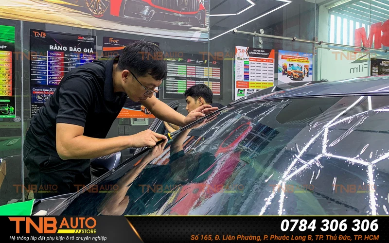 Dán phim cách nhiệt Toyota Camry nên chọn loại phim nào 2 Dán phim cách nhiệt kính chắn gió (kính lái trước) cho xe Toyota Camry