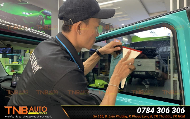 Phụ kiện ô tô Thủ Đức chính hãng, giá tốt TNB Auto 7 Dán phim cách nhiệt cho kính sườn