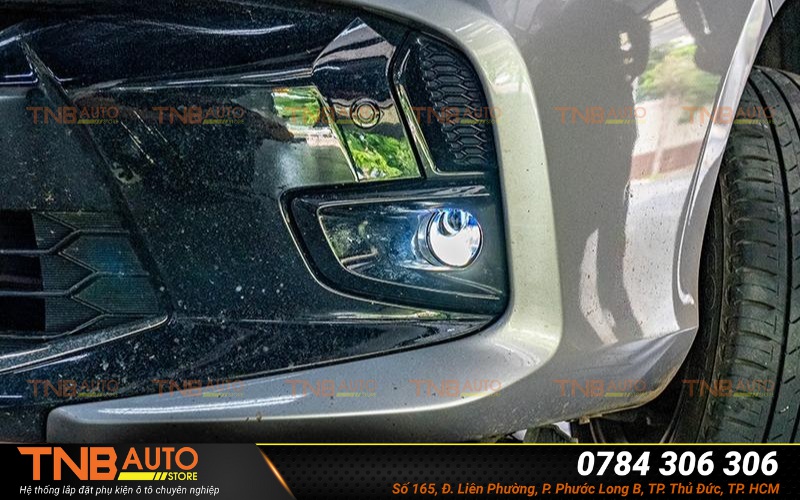 Nâng cấp độ bi gầm Toyota Vios: An toàn khi lái đêm 8 Độ bi gầm Toyota Vios ánh sáng được gom nét hơn, tăng khả năng chiếu xa – chiếu rộng ở tầm thấp, hỗ trợ quan sát rõ ràng khi chạy xe trong điều kiện trời mưa, sương mù hoặc đường đèo tối