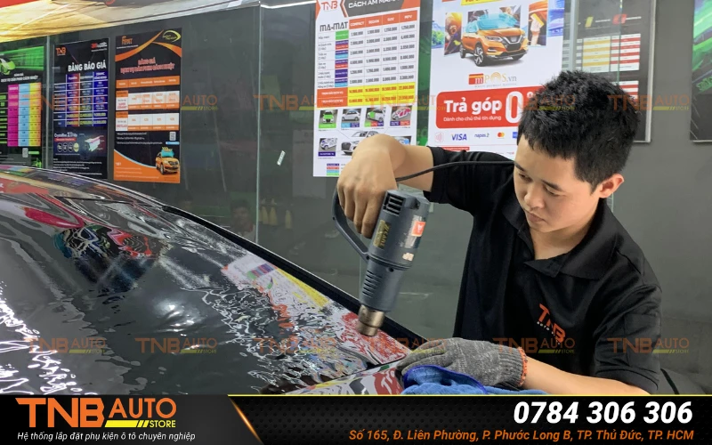 Tư vấn chọn gói dán phim cách nhiệt Hyundai Creta theo nhu cầu 5 Kỹ thuật viên tiến hành sấy phim kính lái cho Hyundai Creta
