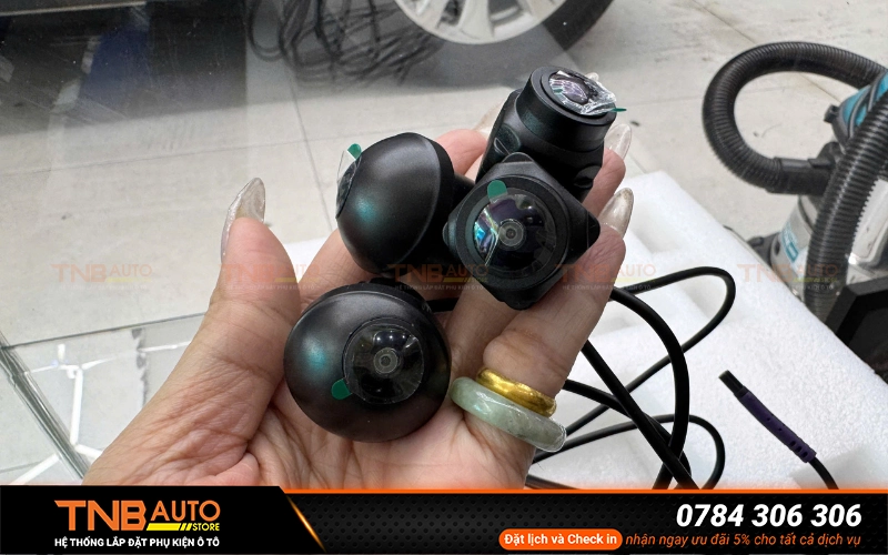 Camera 360 VF5 MCD91 lắp zin, hiển thị sắc nét 20 Camera 360 MCD91 là phụ kiện xe VF5 giúp giám sát hành trình với trang bị hệ thống 4 mắt camera gắn ở trước, sau và hai bên gương