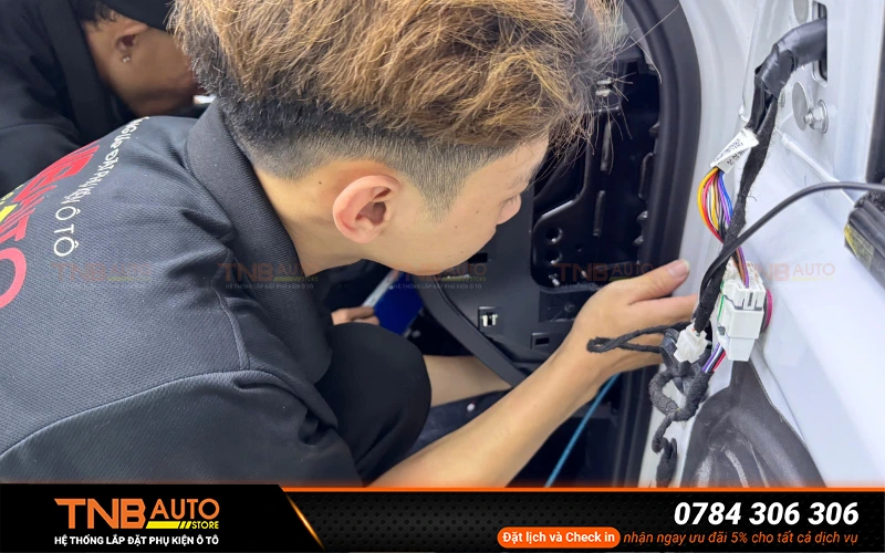 Camera 360 VF6 MCD91 cắm giắc theo xe, chuẩn hãng 17 Quy trình lắp Camera 360 cho xe VF6 tại TNB Auto Store