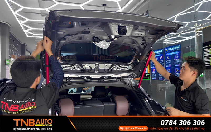 Cốp điện Vinfast VF6 đóng mở tiện lợi, lắp zin theo xe 100% 17 TNB Auto Store địa chỉ lắp cốp điện Vinfast VF6 uy tín và chất lượng cho khách hàng tại TP. HCM và khu vực lân cận