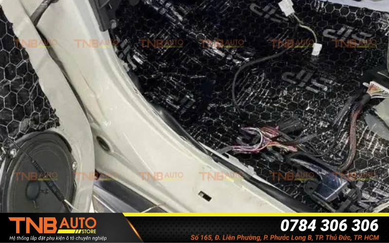 Dán cách âm, chống ồn Vinfast Limo Green chất lượng 15 Dán vật liệu cách âm chính hãng và theo đúng quy trình không gây tác động xấu đến bề mặt chi tiết khi tháo