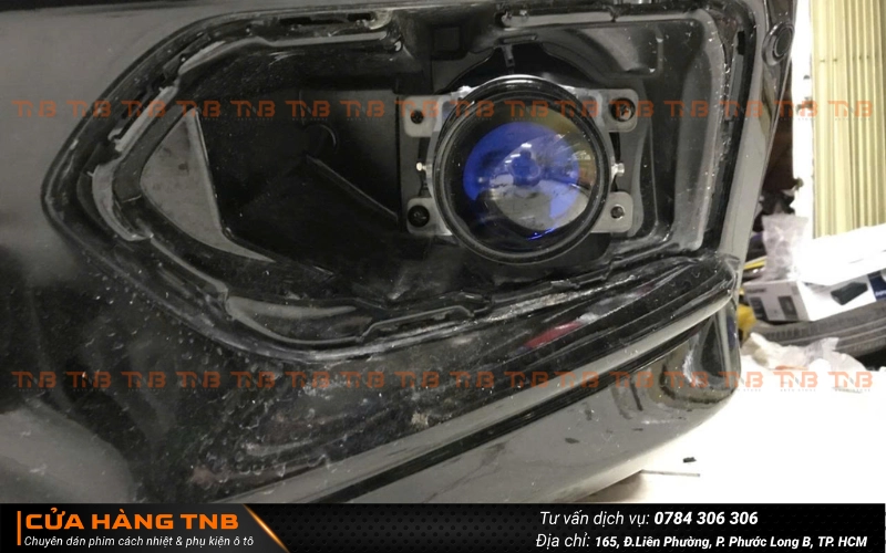 Độ bi gầm Honda Civic chiếu sáng mạnh mẽ, chuẩn kỹ thuật 9 Độ bi gầm Honda Civic đúng kỹ thuật phải lắp loại đèn chính hãng, thi công không cắt nối dây phải có cầu chì riêng