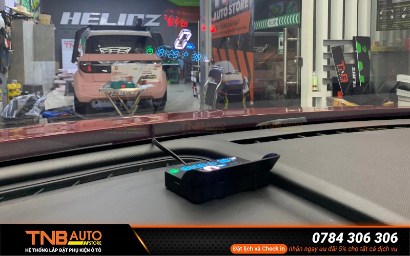 HUD kính lái Limo Green là giải pháp công nghệ hiện đại giúp hiển thị trực tiếp các thông tin quan trọng như tốc độ, dung lượng pin hay cảnh báo an toàn ngay trên kính lái