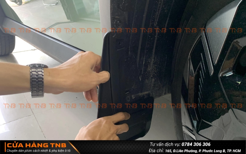 Hướng dẫn cách lắp chắn bùn VF3 chi tiết 5 Lắp chắn bùn theo đúng vị trí ký hiệu trên sản phẩm