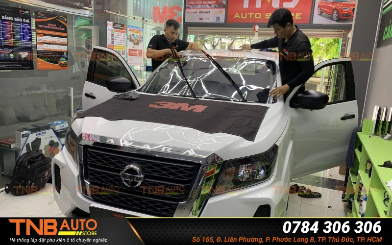 Dán phim cách nhiệt cho xe Nissan Navara chất lượng giúp hạn chế đáng kể lượng nhiệt đi qua kính xe giữ cho nhiệt độ không gian cabin xe luôn mát mẻ